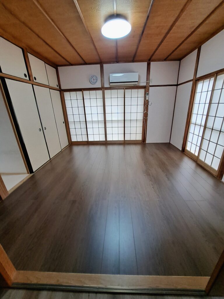 大阪府 阪南市 畳からフローリングへ。和室が明るく開放的なリビングに生まれ変わりました！