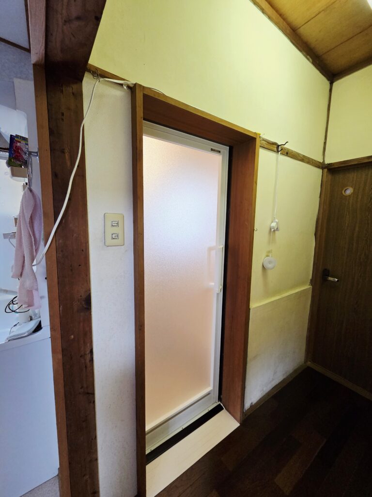 和歌山市　浴室ドアが生まれ変わるリフォーム！
